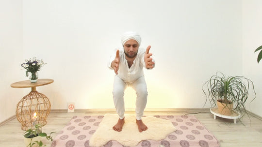 Kundalini Yoga Lehrer Fabian in Kniebeuge und ausgestreckten Armen nach vorne